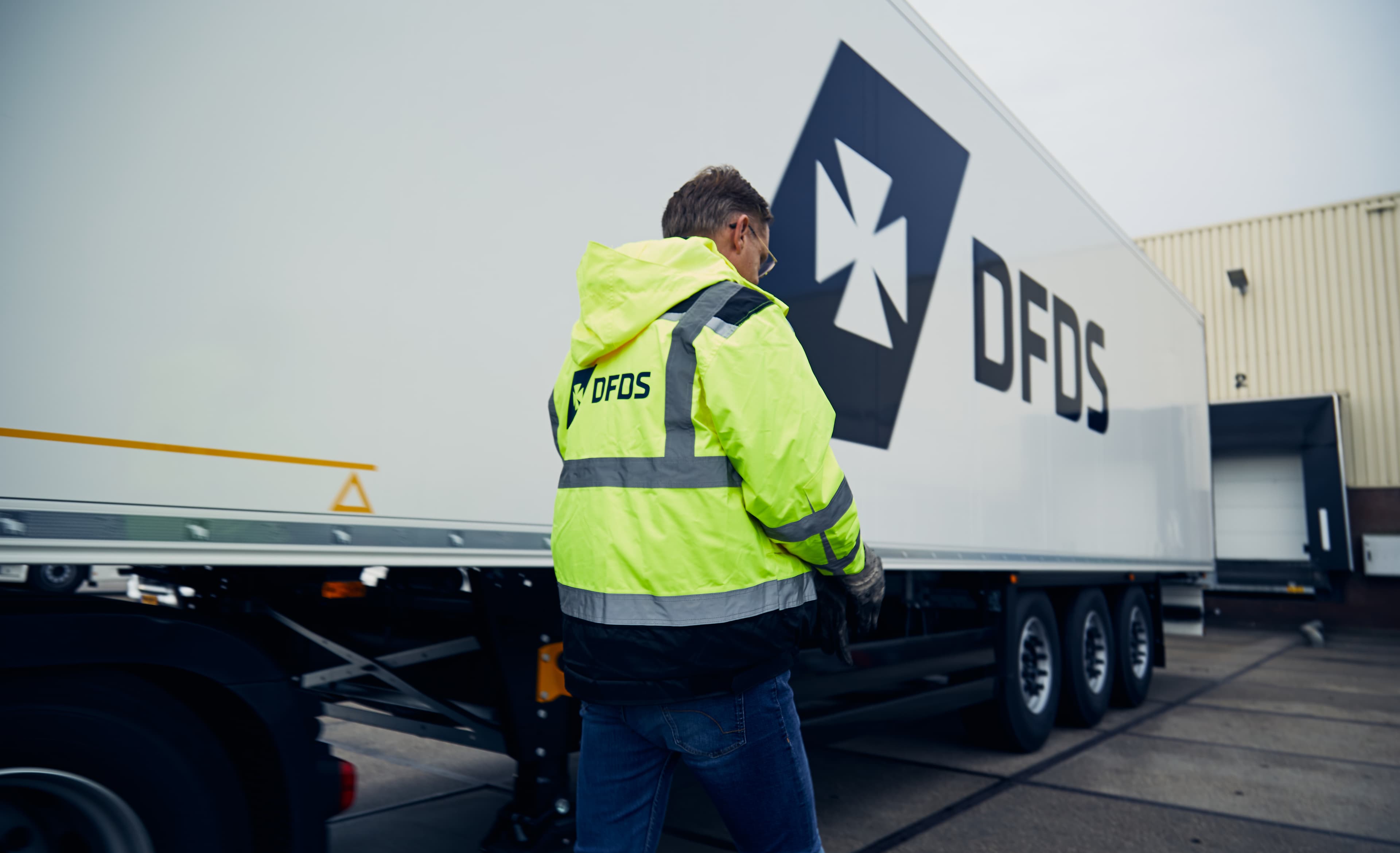 DFDS worker walking next to a reefer cold chain truck.