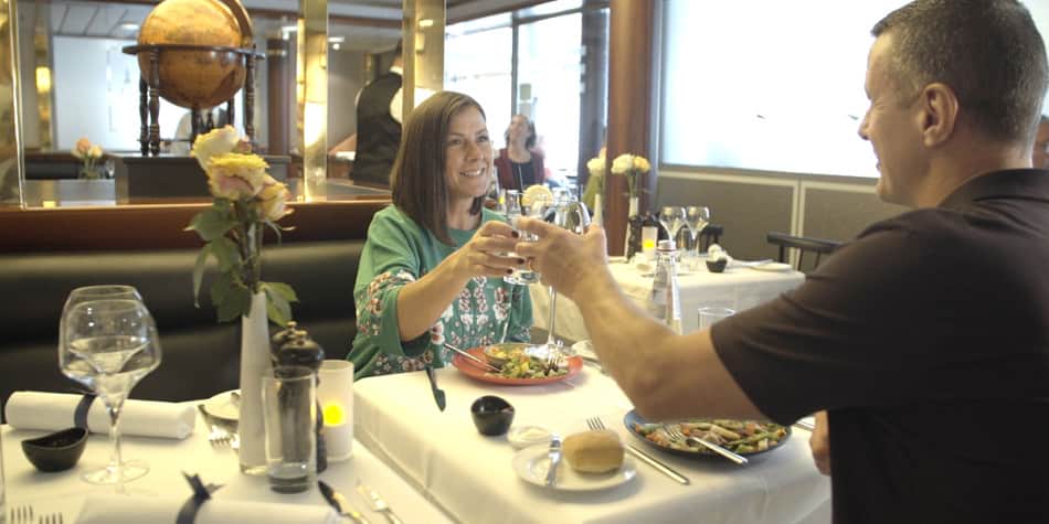 Par ombord spiser middag på North Sea Bistro