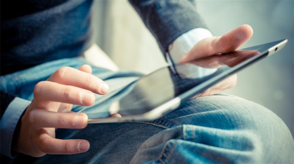 DFDS customer booking a shipment on their tablet