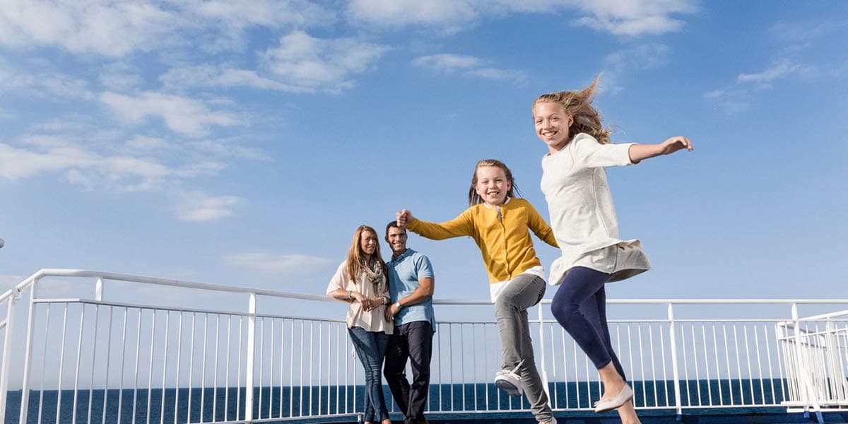 Børn nyder underholdningen ombord DFDS færge