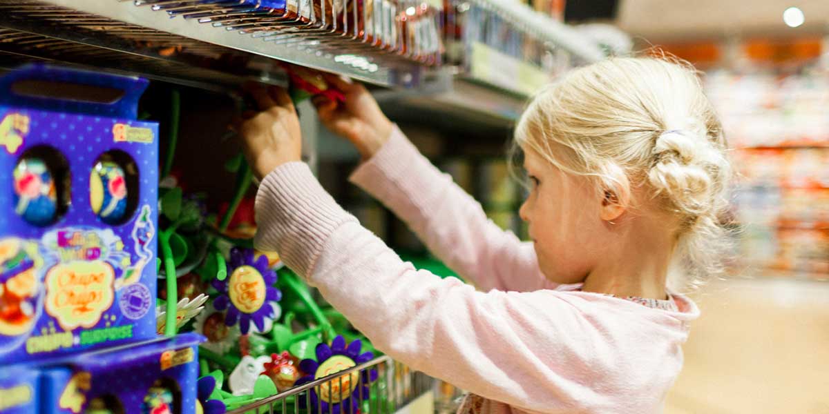 Una bimba nel negozio a bordo