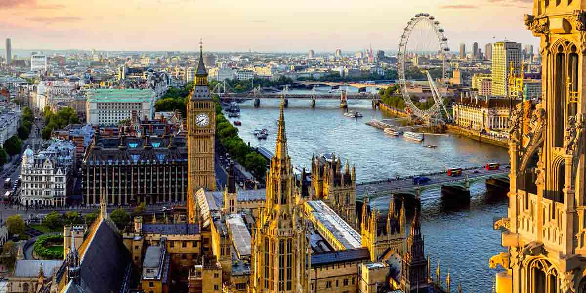 Sunset on the Big Ben and the London Eye