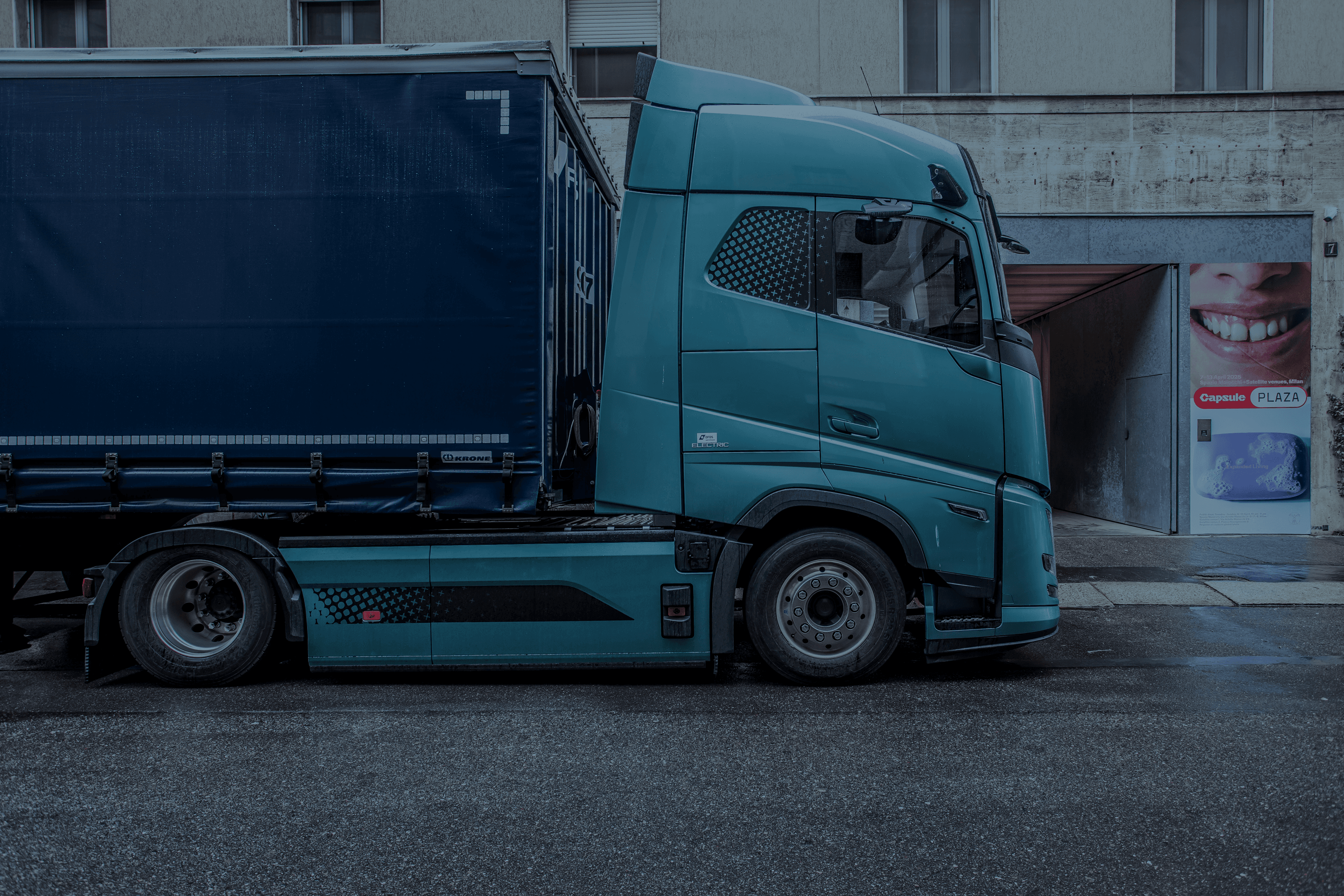 E truck from side, Milan