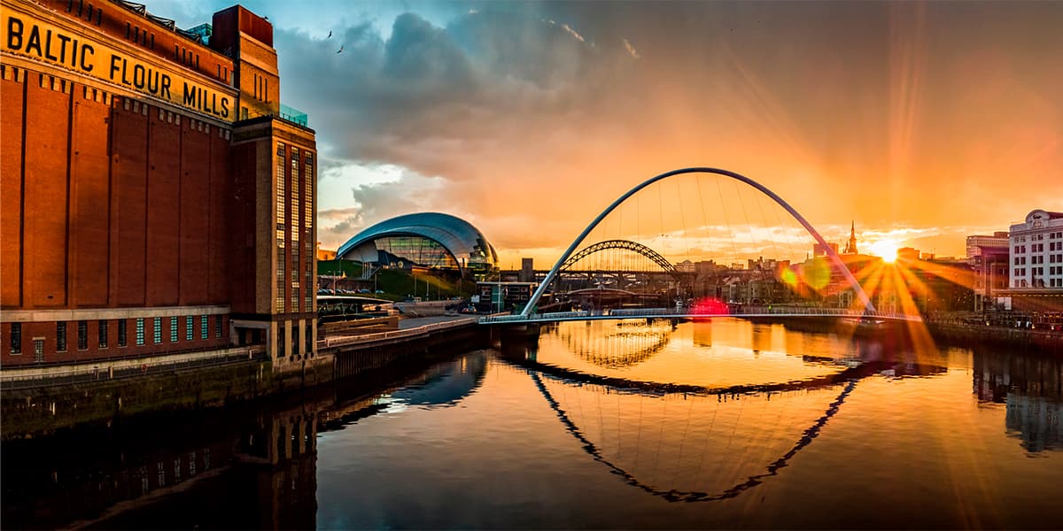 Blick bei Sonnenuntergang auf die Gateshead Millennium Bridge in Newcastle