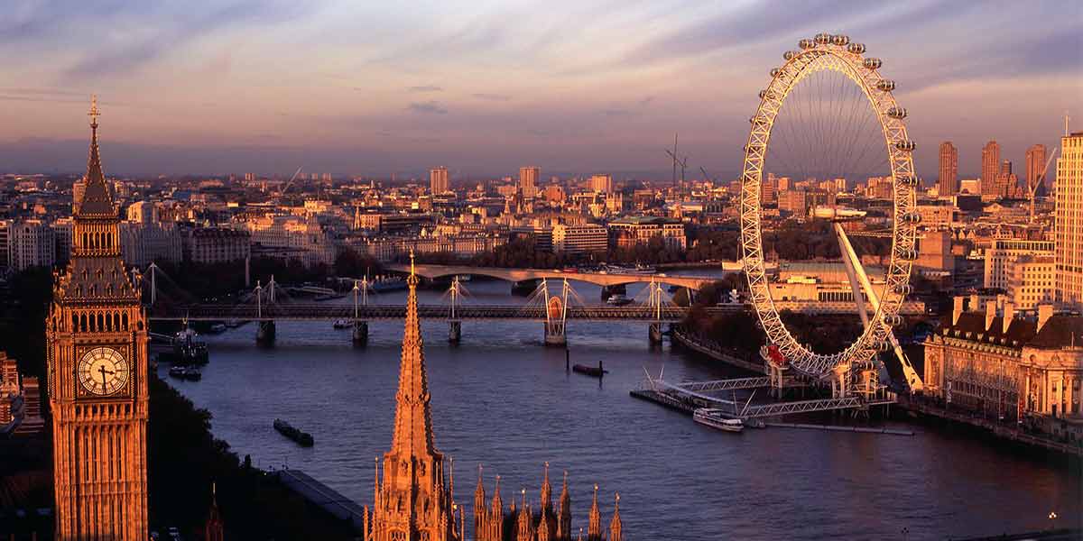 Vue magnifique sur le London Eye au coucher du soleil