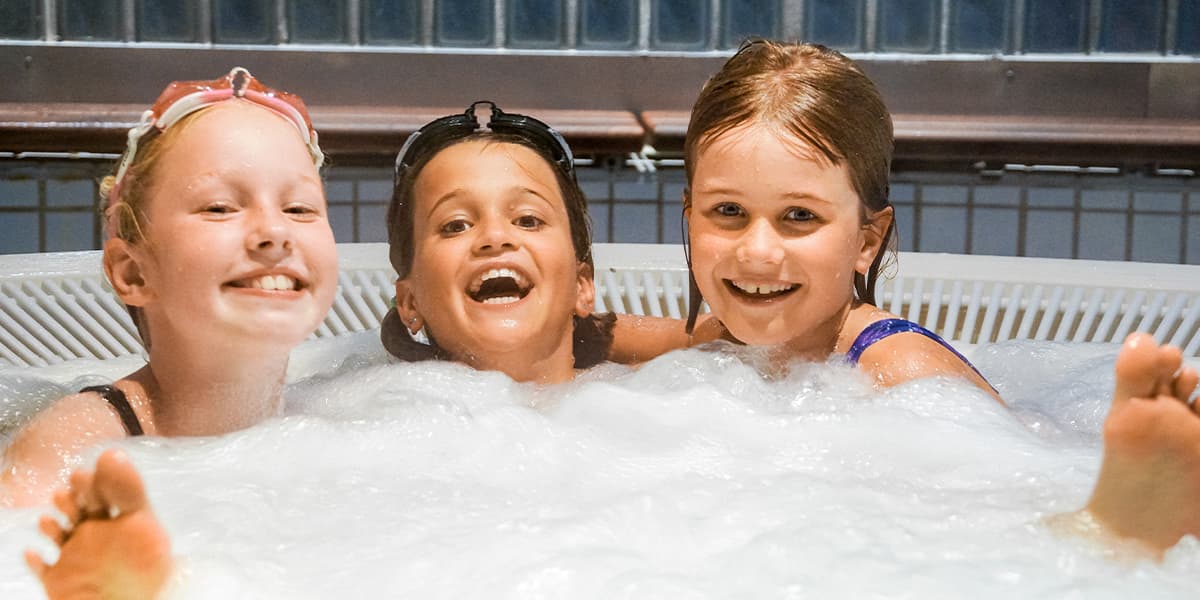 Familie i bassenget på soldekk på Pearl Seaways