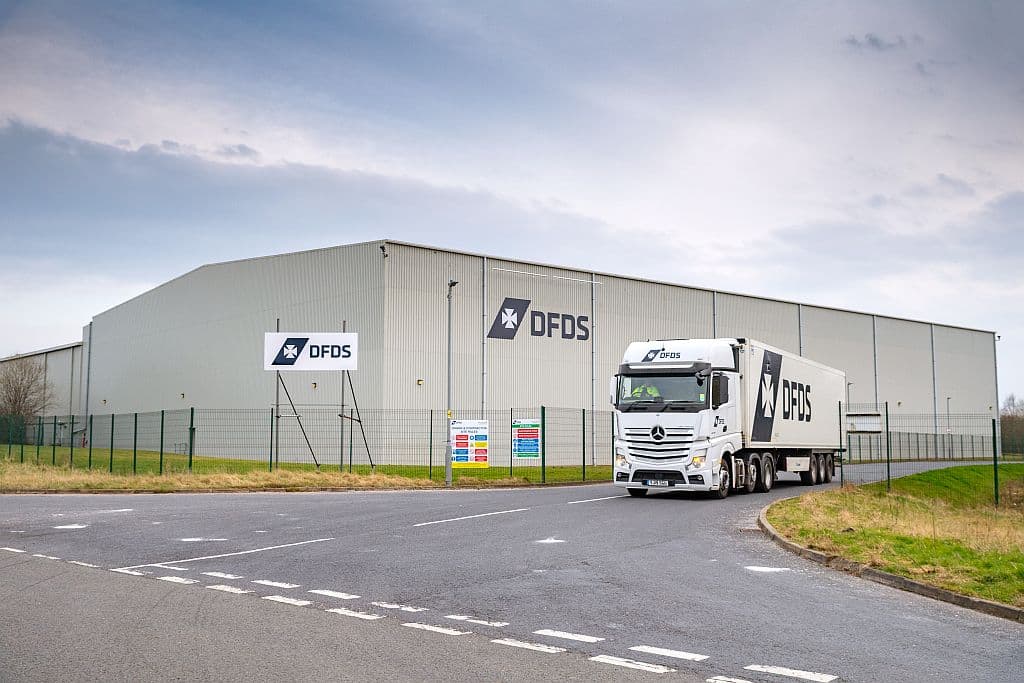 DFDS UK truck & trailer 2018 2326 1024x682, header photo news article 03-05-2022 "DFDS BUYS 171,000 SQUARE FEET COLD STORE IN LIVERPOOL"