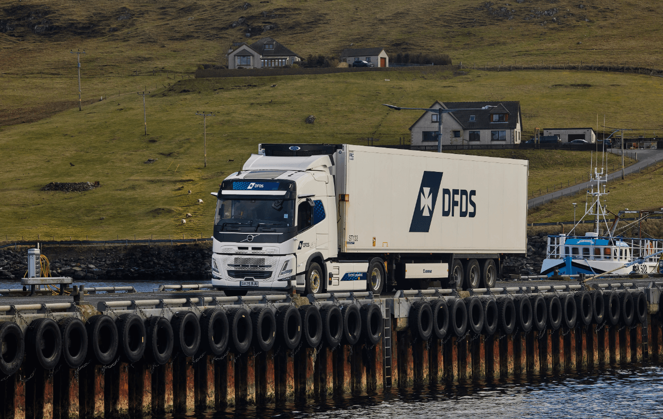 DFDS e-truck on the road transporting temperature-sensitive products.