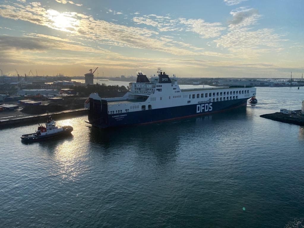 A photo of the DFDS ship Flandria seaways arriving in Vlaardingen, the Netherlands
